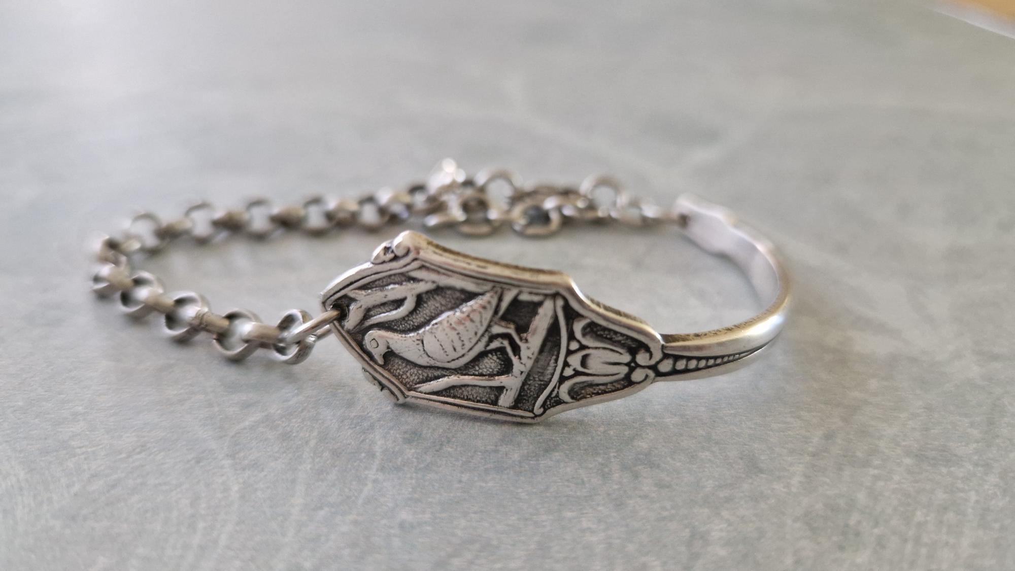 Armband van zwaar verzilverd lepeltje met kettinkje