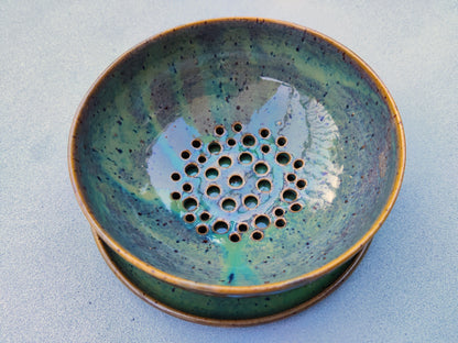 Berriebowl colander with drip plate