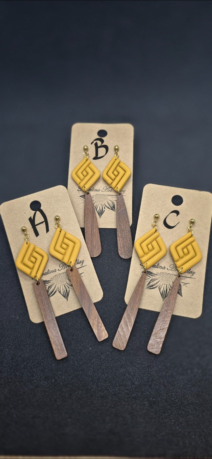 Gele ruit oorbellen met houten hanger