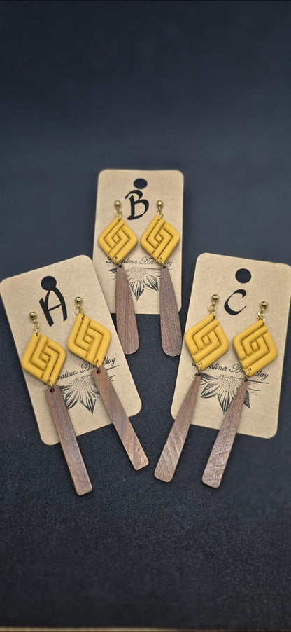 Gele ruit oorbellen met houten hanger