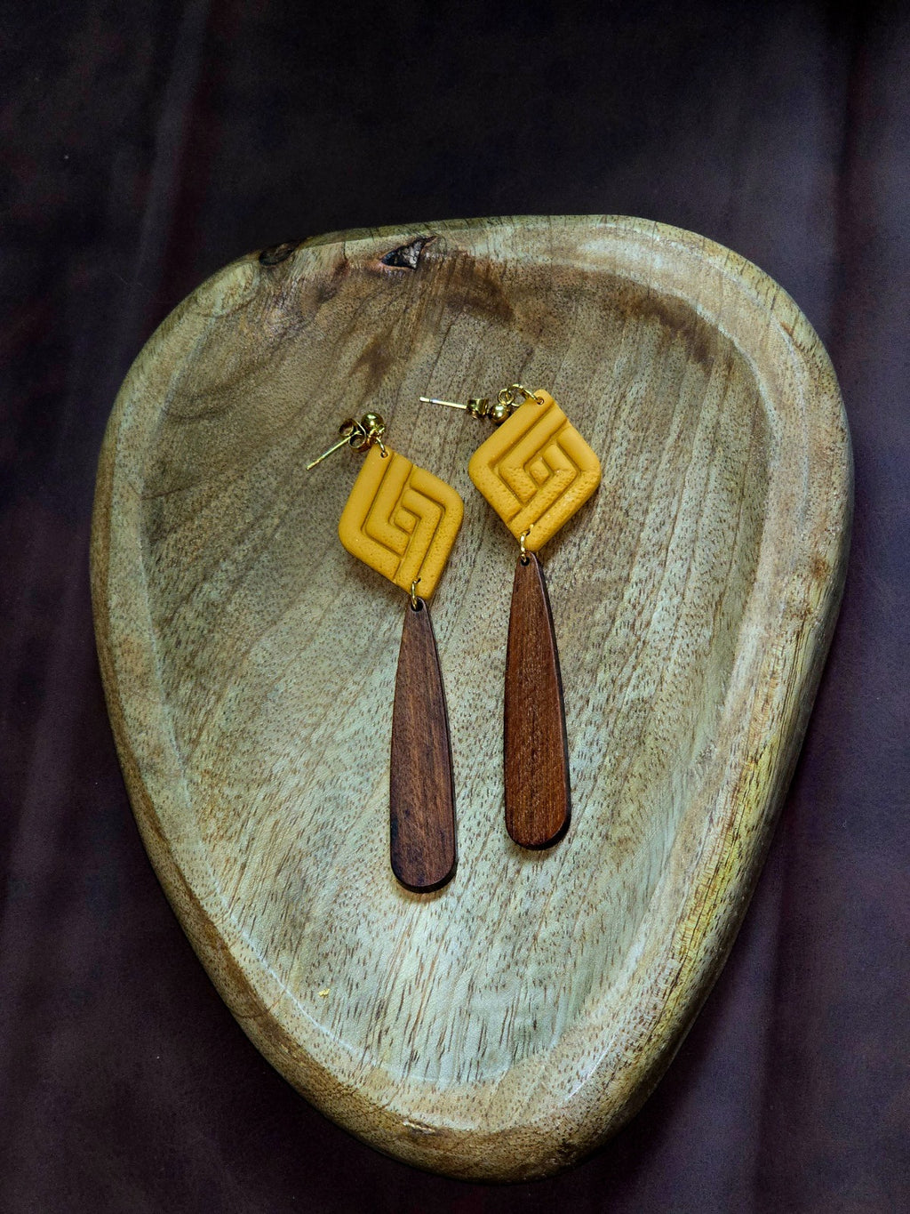 Gele ruit oorbellen met houten hanger
