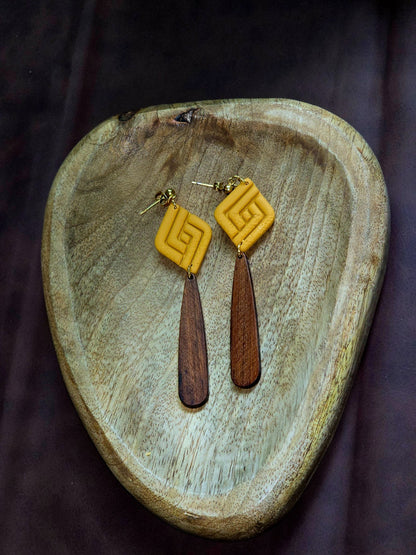 Gele ruit oorbellen met houten hanger