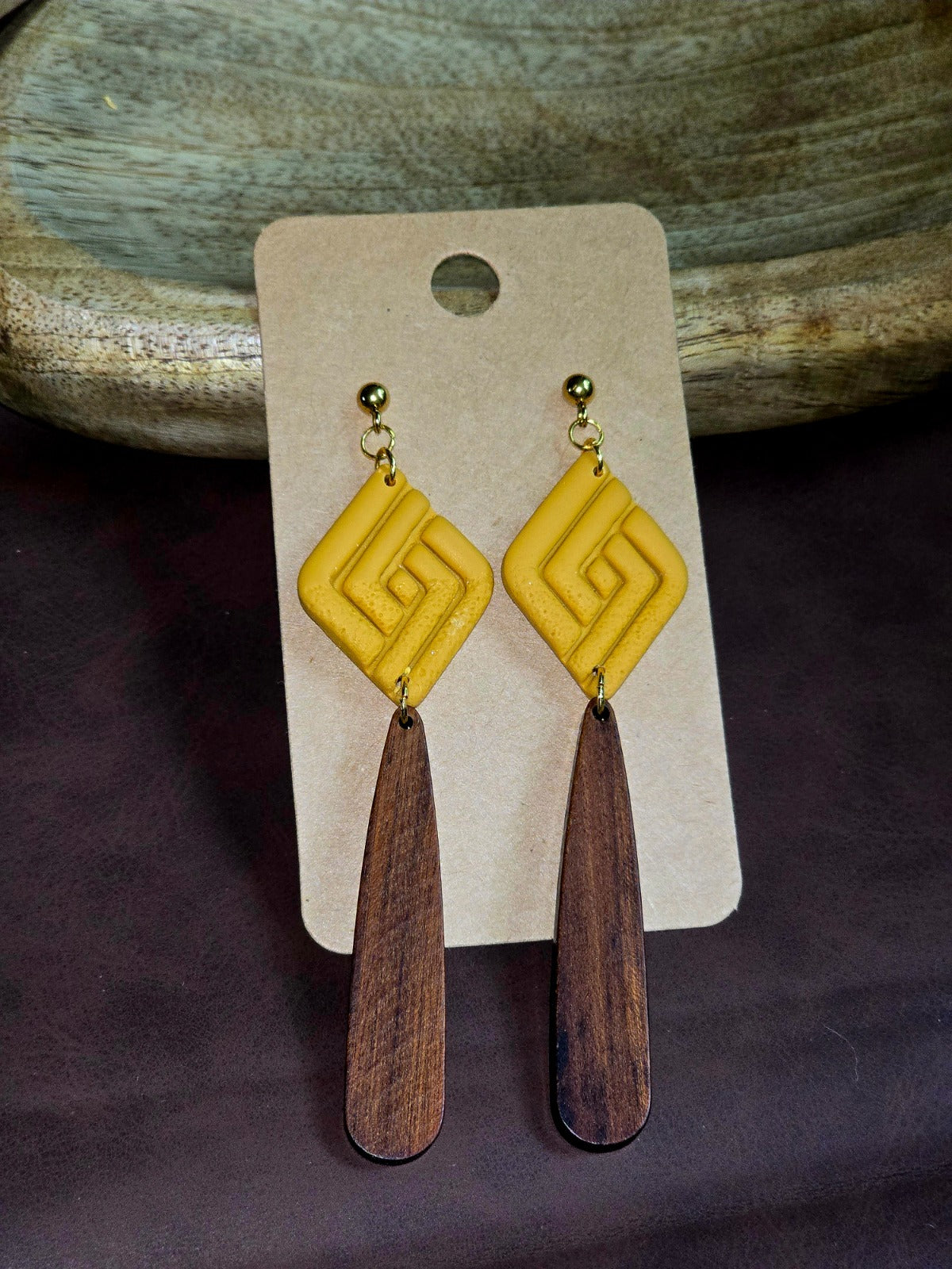 Gele ruit oorbellen met houten hanger