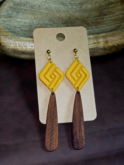 Gele ruit oorbellen met houten hanger