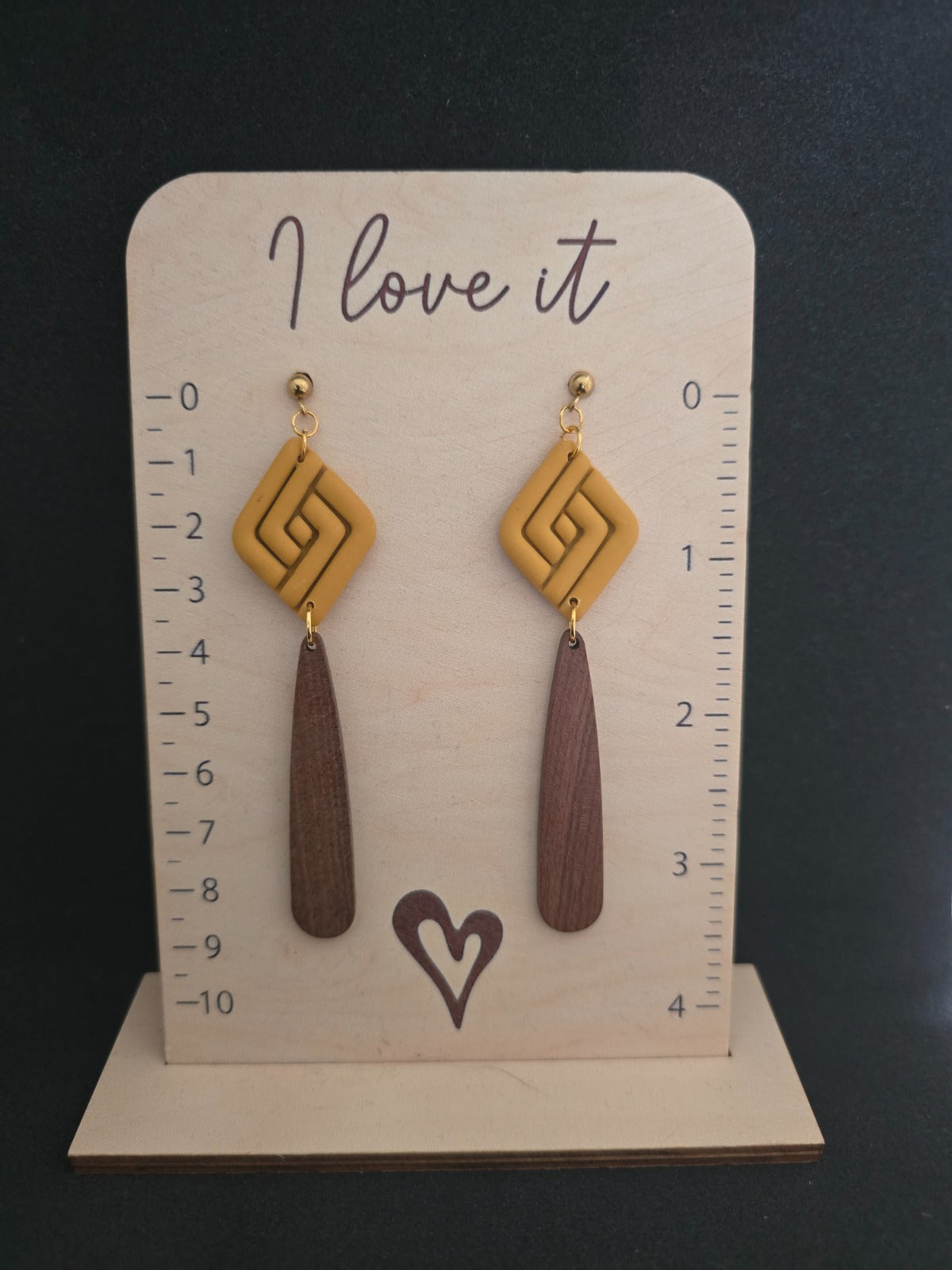 Gele ruit oorbellen met houten hanger