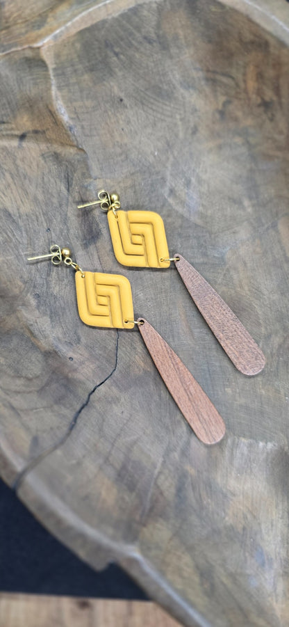 Gele ruit oorbellen met houten hanger