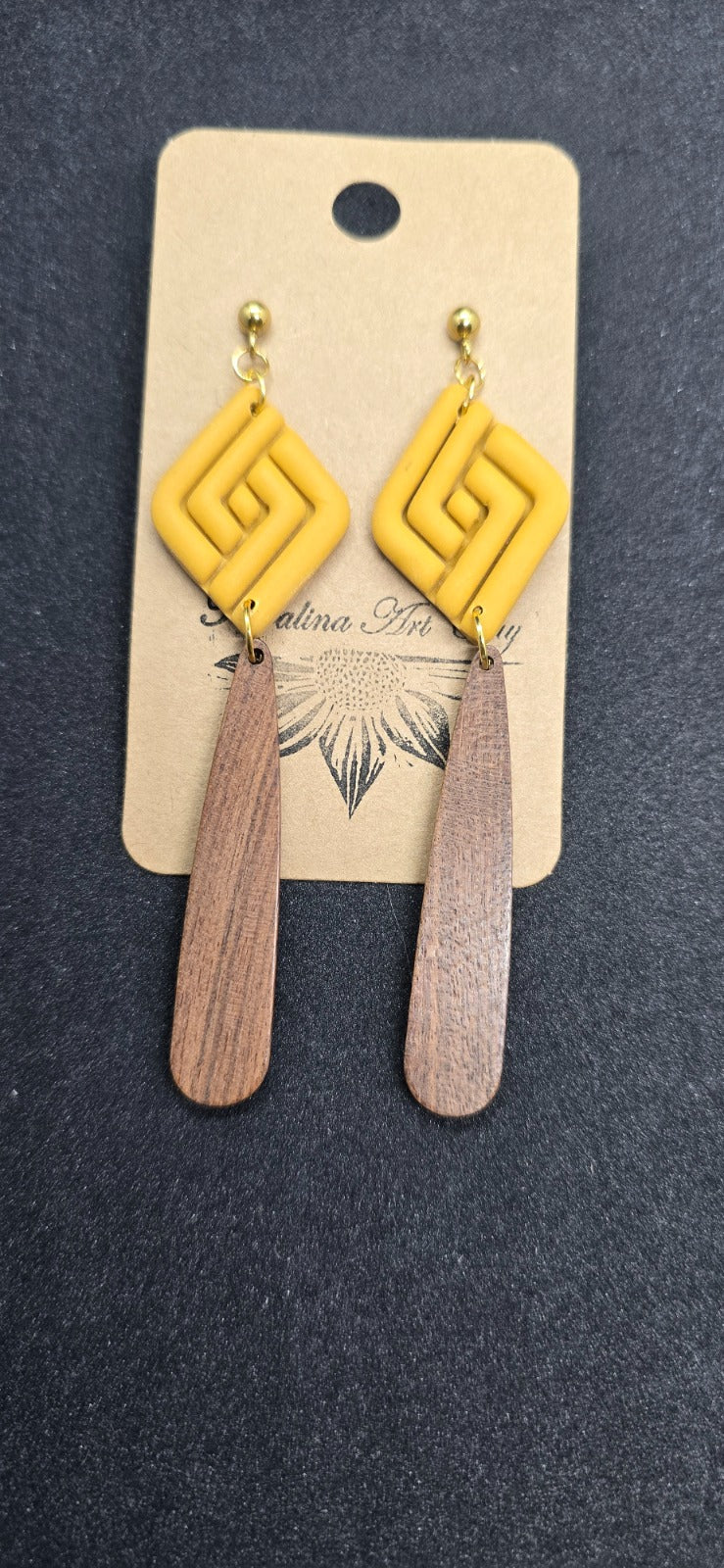 Gele ruit oorbellen met houten hanger