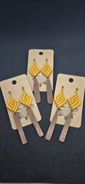 Gele ruit oorbellen met houten hanger