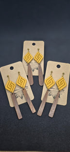 Gele ruit oorbellen met houten hanger