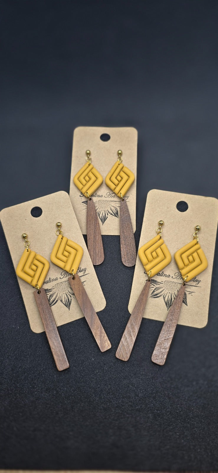 Gele ruit oorbellen met houten hanger