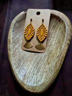 Gele oorbellen met koperen hanger