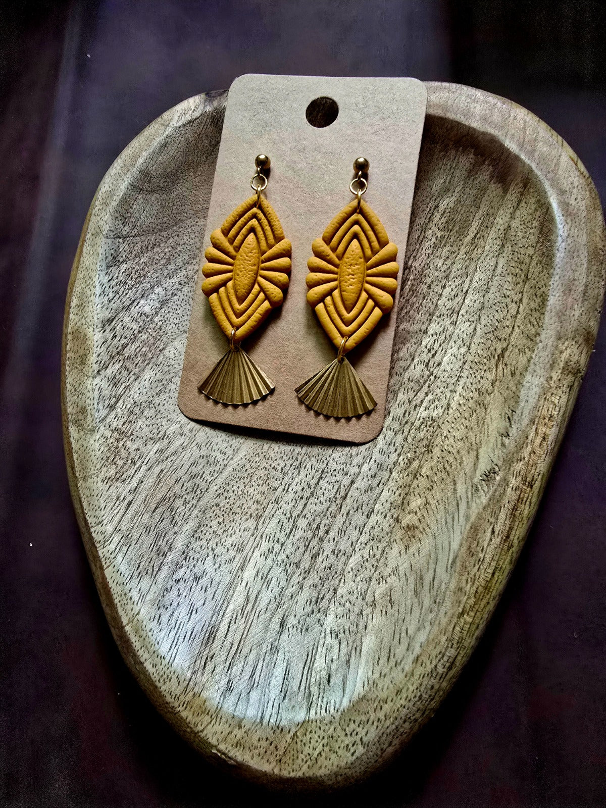 Gele oorbellen met koperen hanger