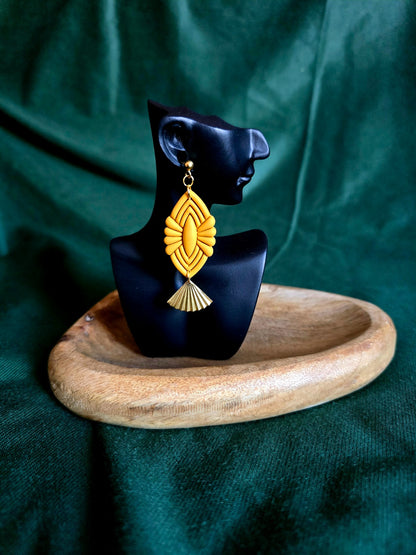 Gele oorbellen met koperen hanger