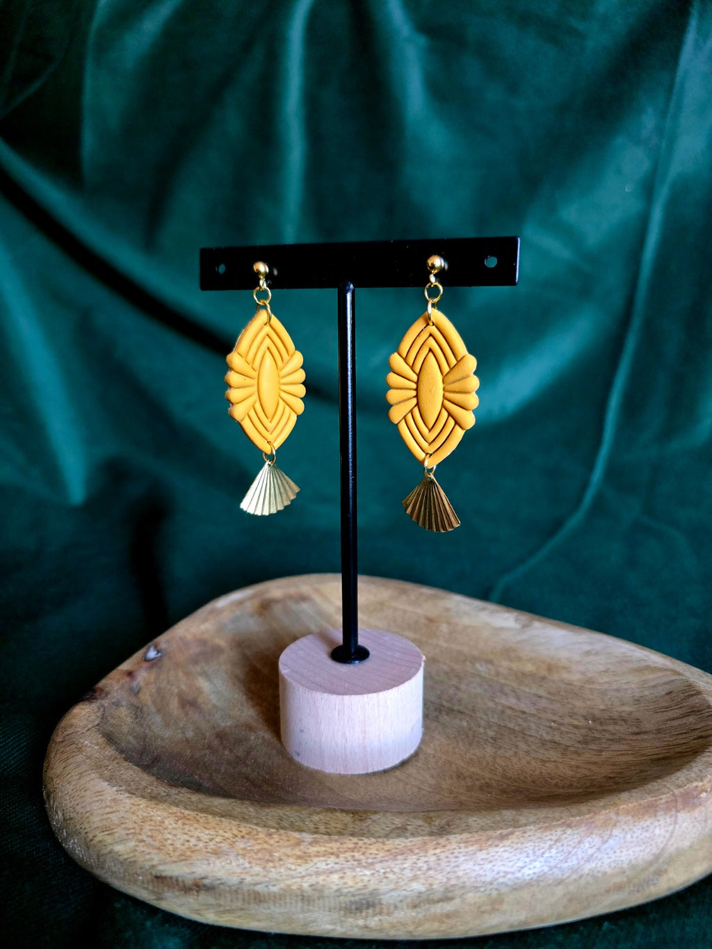 Gele oorbellen met koperen hanger