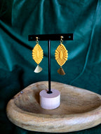 Gele oorbellen met koperen hanger