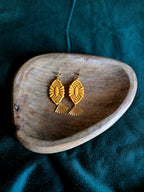 Gele oorbellen met koperen hanger