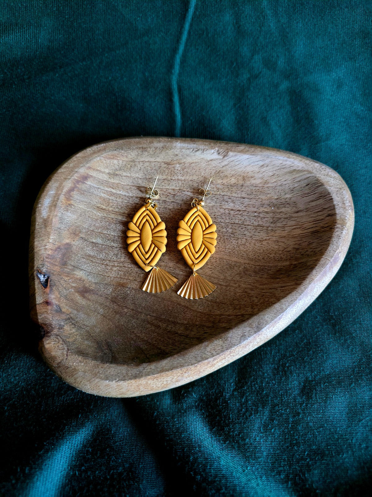 Gele oorbellen met koperen hanger