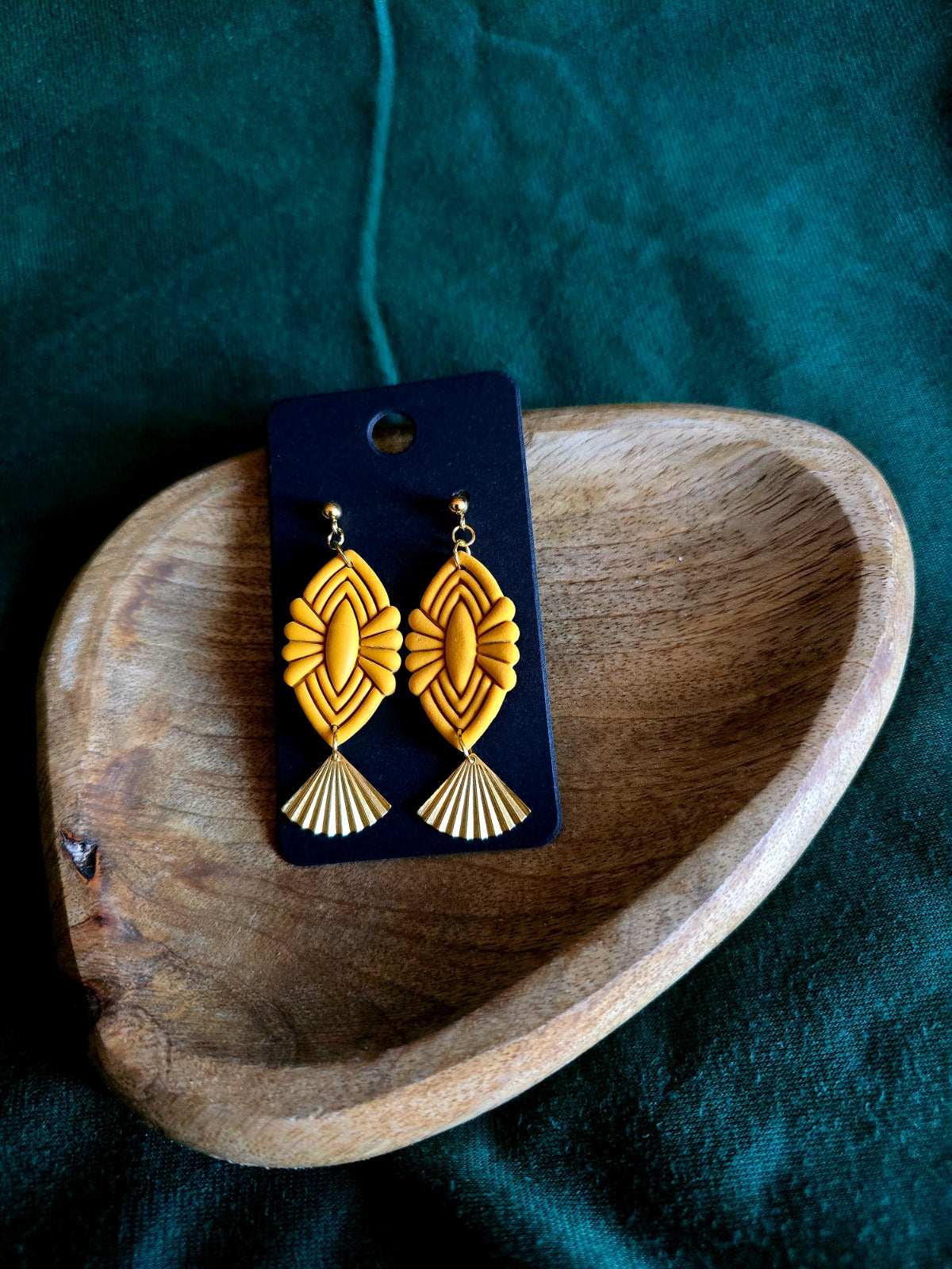 Gele oorbellen met koperen hanger