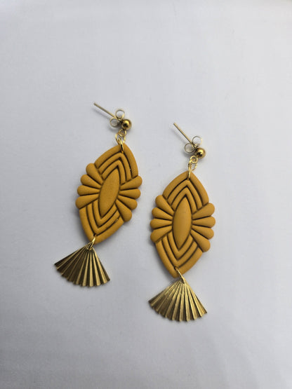 Gele oorbellen met koperen hanger