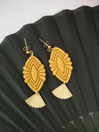 Gele oorbellen met koperen hanger