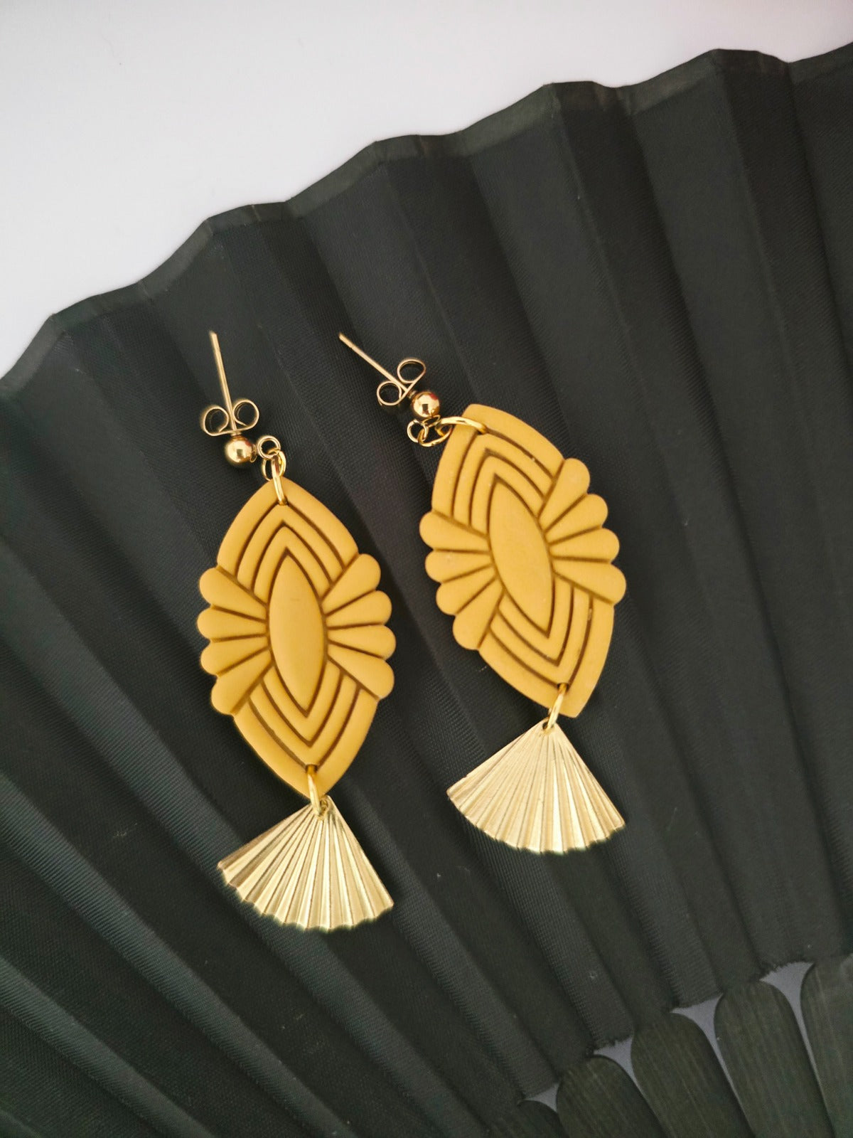 Gele oorbellen met koperen hanger