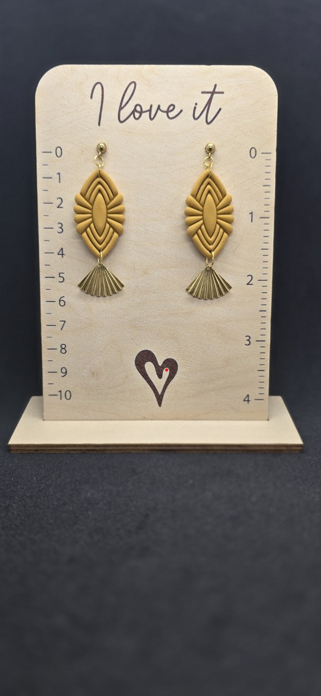Gele oorbellen met koperen hanger