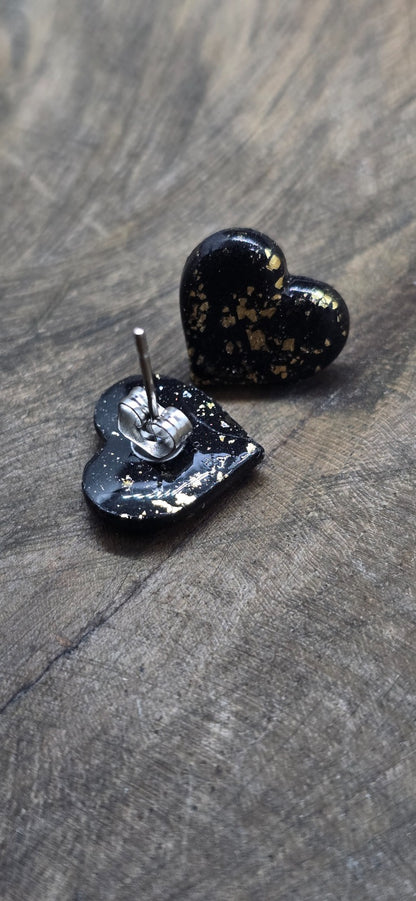 Mini goud-zwarte hartjes oorbellen