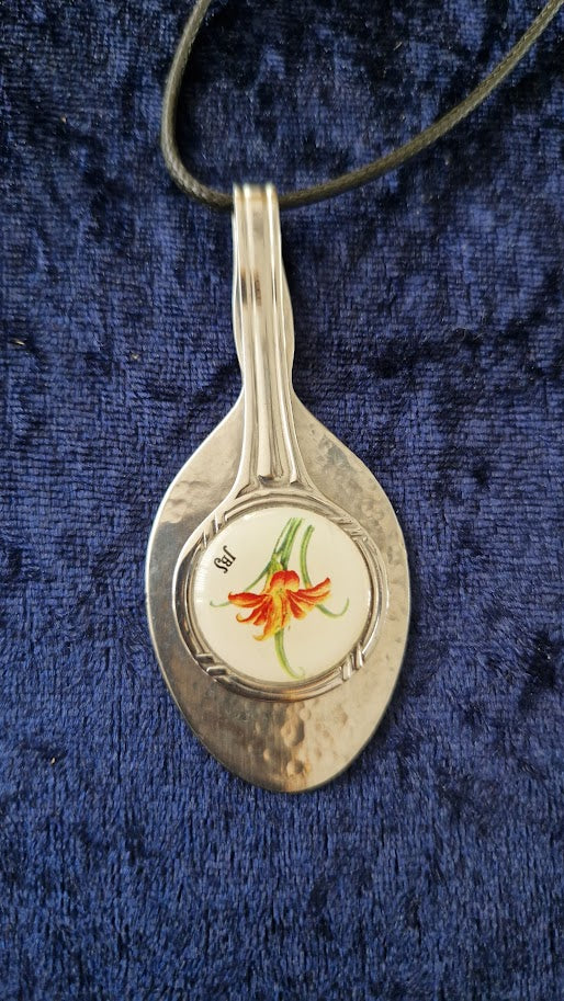 Spoon pendant with ceramic flower plate