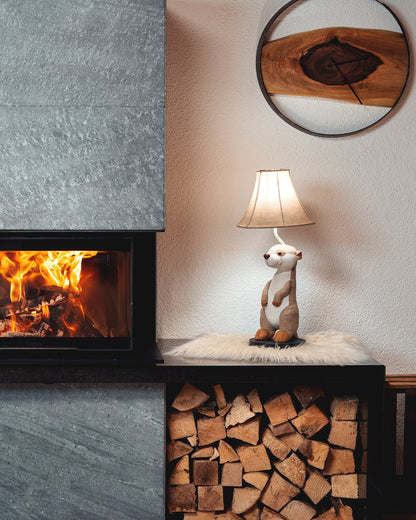 Eddie – Het grappige stokstaartje – Tafellamp met LED – Happy Lamps