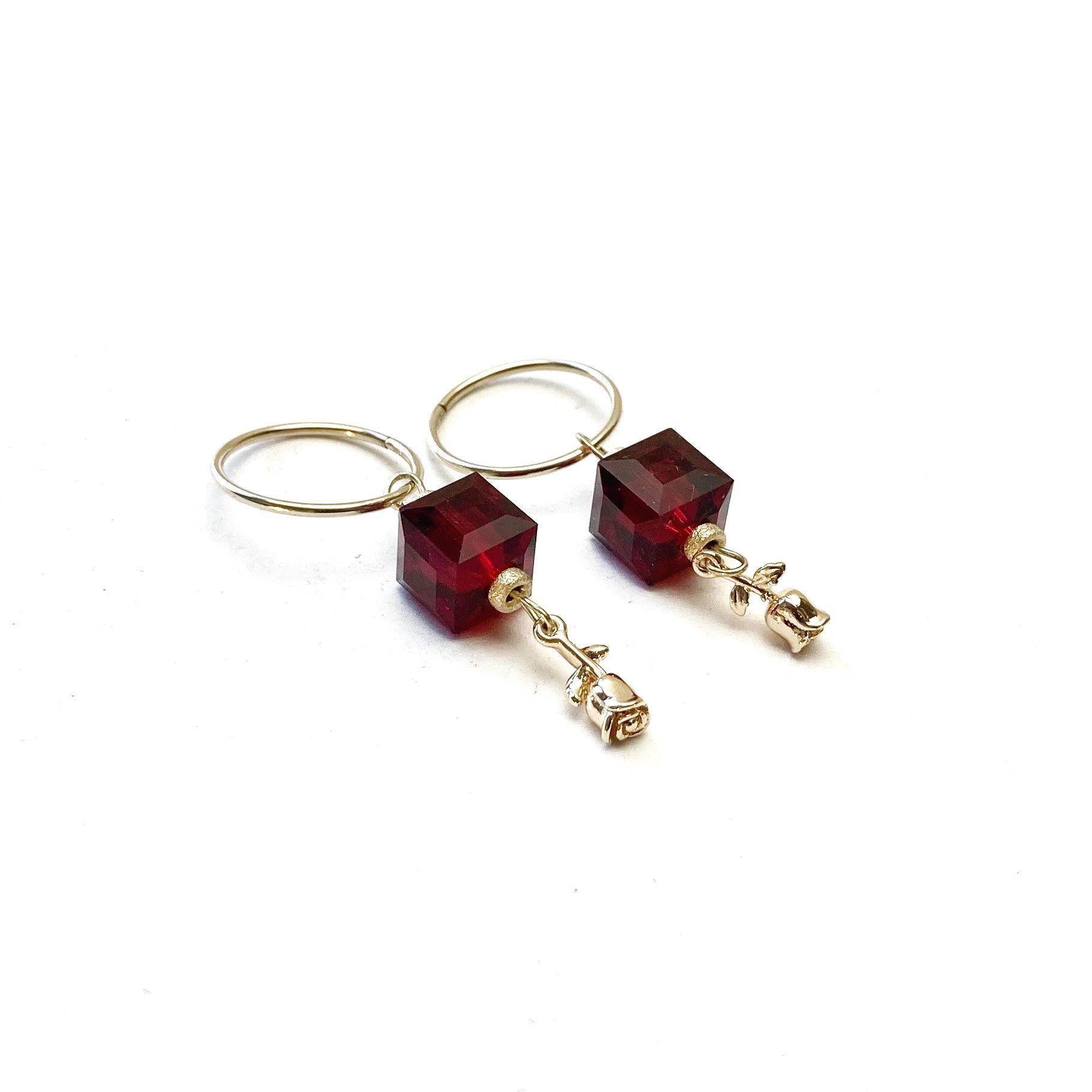 Goldfilled creolen met rode zirkonia